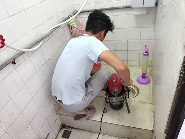 北海街道管道堵塞冒臭气 专业师傅现场解决问题