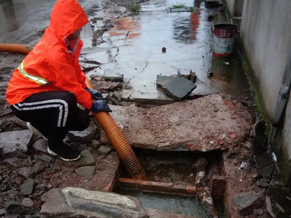 北海街道专业清理污水池 炜誉市政以规范流程守护城市 “肠道”